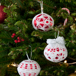 Free Christmas Tree Decor Crochet Pattern from RedHeart.com